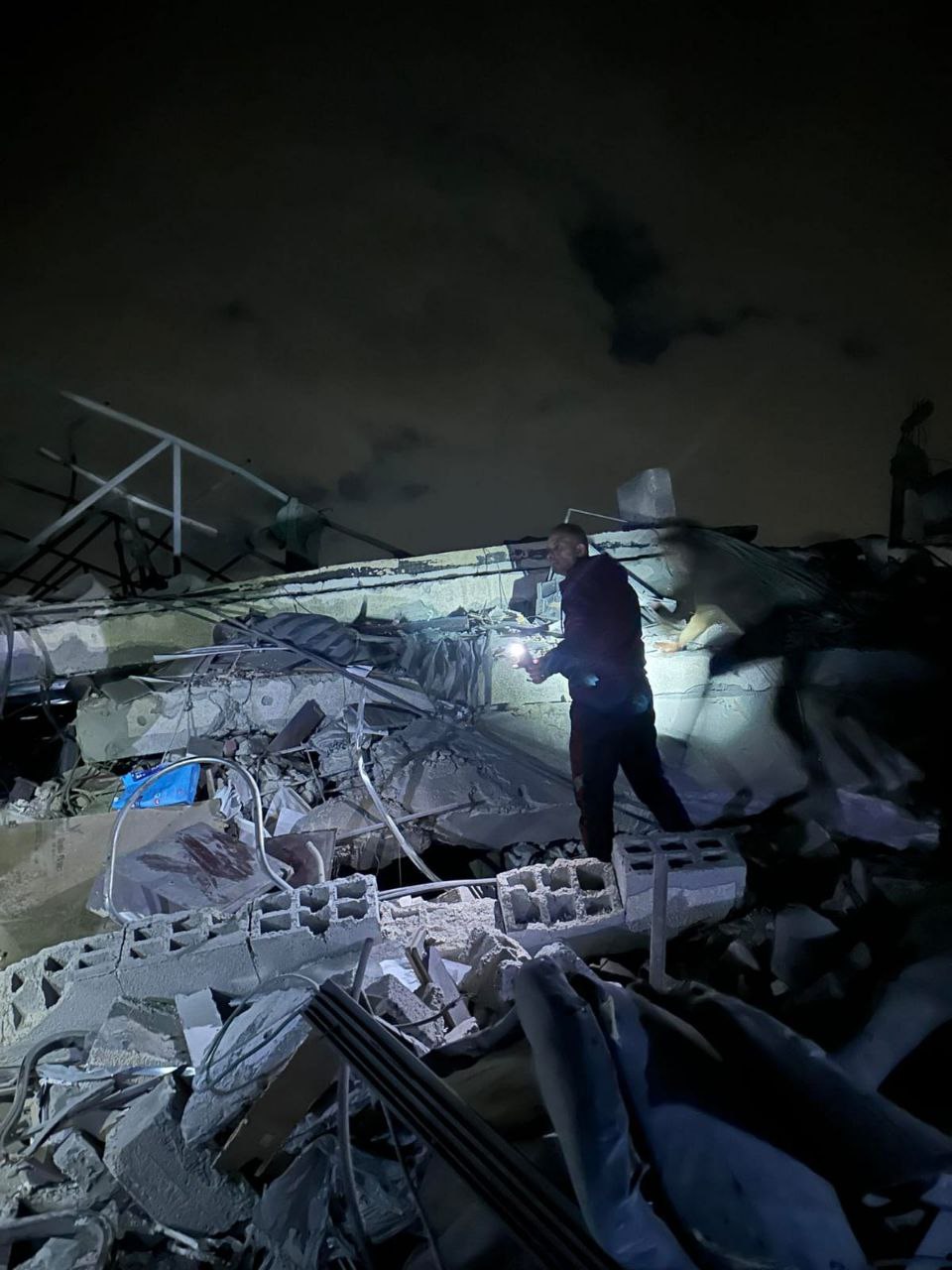 قصف مبنى بلدية البريج وسط قطاع غزة ووقوع أضرار فيه